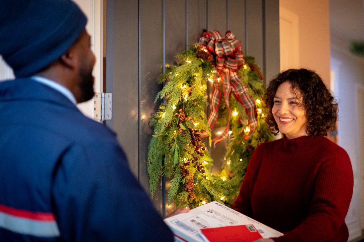 The United States Postal Service reported new delivery performance metrics. The average time to deliver a mailpiece or package across the nation was 2.6 days. b.link/scr4fpfq #DeliveringforAmerica