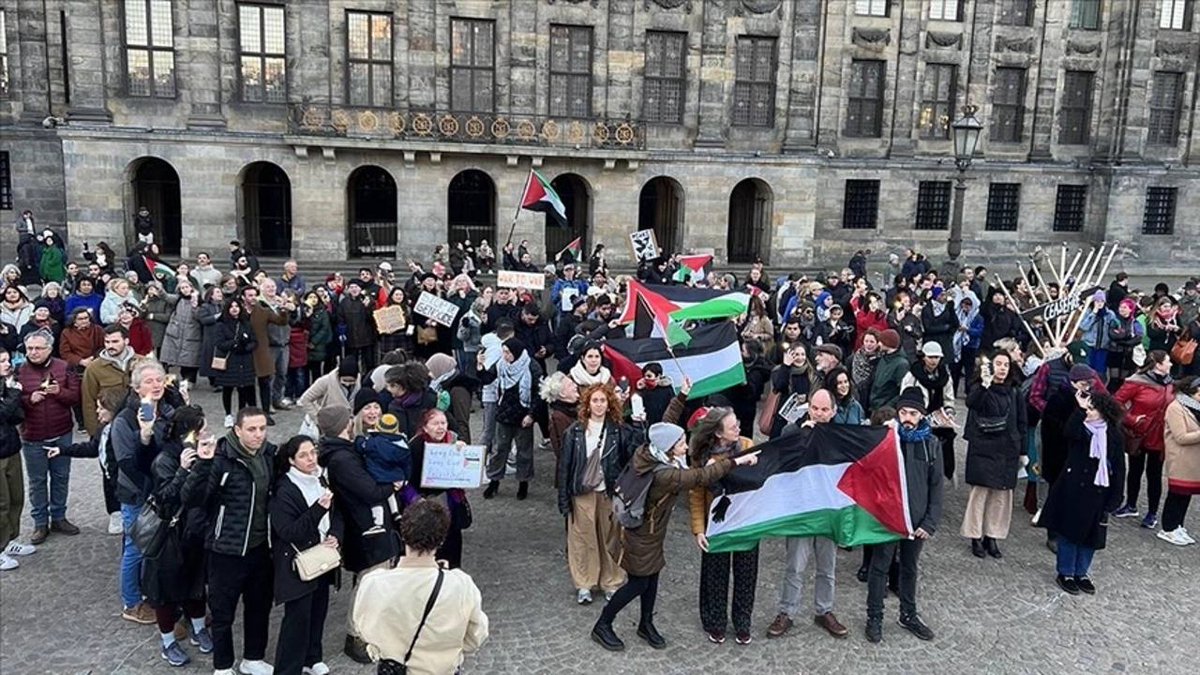 protestsinworld's tweet photo. Hollanda'nın başkenti Amsterdam'da,  insan hakları kuruluşlarının organizasyonuyla toplanan yüzlerce kişi, işgalci İsrail’in saldırıları altındaki Gazze'de kalıcı ateşkes çağrısı yaptı. https://t.co/FDYzG8GlEj