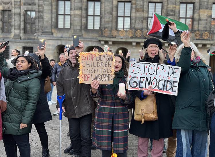 protestsinworld's tweet photo. Hollanda'nın başkenti Amsterdam'da,  insan hakları kuruluşlarının organizasyonuyla toplanan yüzlerce kişi, işgalci İsrail’in saldırıları altındaki Gazze'de kalıcı ateşkes çağrısı yaptı. https://t.co/FDYzG8GlEj