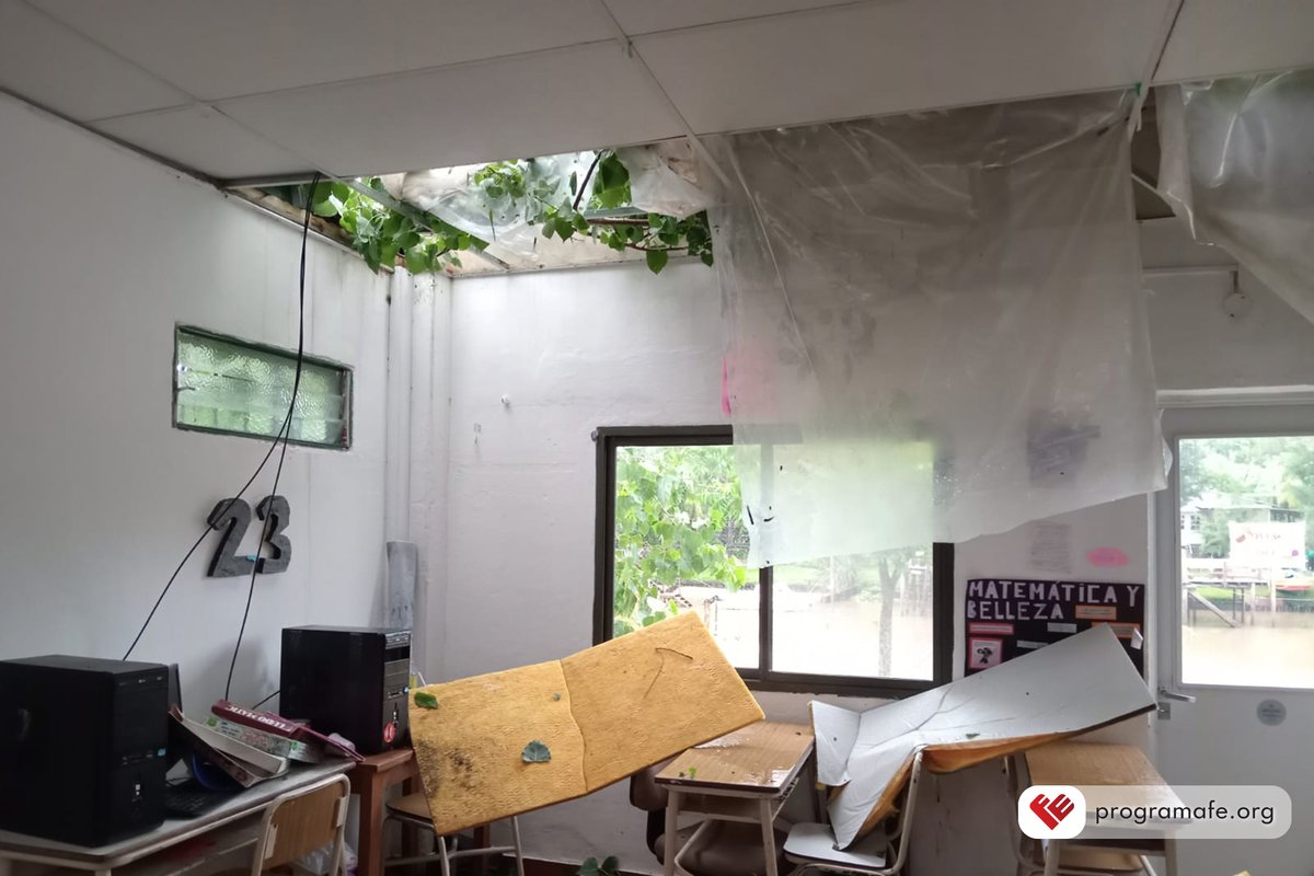 Programa_FE's tweet photo. Debido a la tormenta del sábado, en la escuela La Concepción, en Tigre, se quebraron varios árboles que destrozaron parte del techo del comedor, salones y oficinas.

La escuela es gratuita y actualmente cuenta con 310 alumnos desde sala de 3 años hasta 6° año de secundaria. https://t.co/kiQvDw3m3a