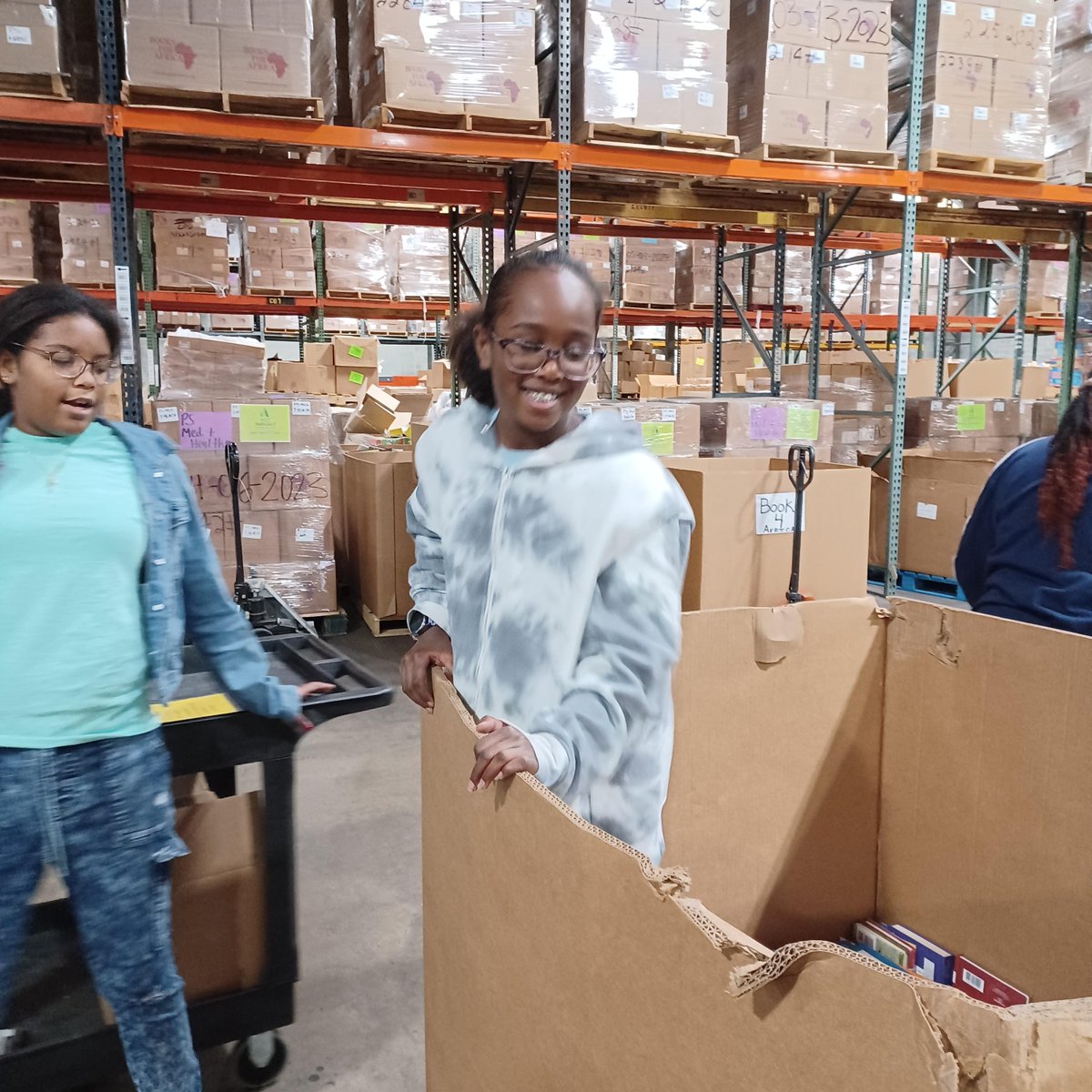 DDPGirls's tweet photo. Books for Africa service project on December 16 - Having youth engage in community service is a win-win opportunity for all. On average, the girls in DDP volunteer over 400 hours each year. https://t.co/SGr2N8Pz7R