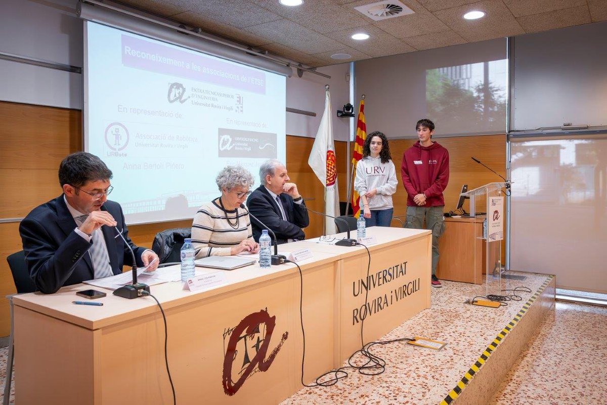 URBots's tweet photo. El passat 28 de novembre vam assistir a la inauguració del curs 2023-2024 a la @etseURV 🙌🙌🙌

Iniciem aquest nou curs amb més projectes i moltes més forces 💪💪 https://t.co/tIE7RGYUeS