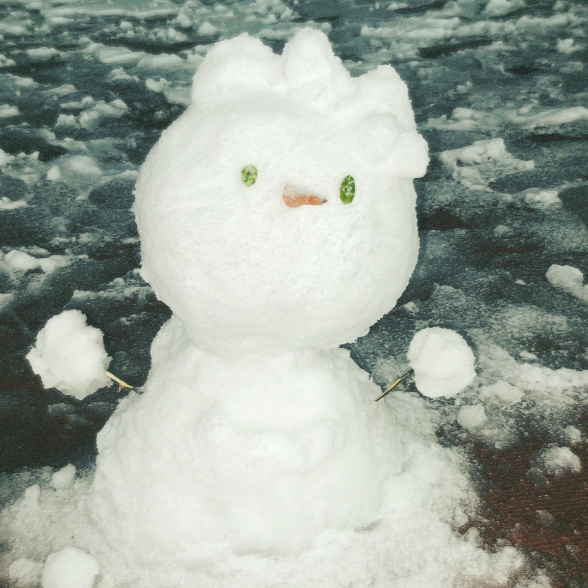 Chinesemandari's tweet photo. วันนี้ที่หนานจิงก็หิมะตกหนักอีกเช่นเคยนะครับผม🥶🥶เลยอยากมาโชว์ Snowman ที่เพื่อนๆปั่นกันให้ดูอิอิ
Snowman⛄️ หรือมนุษย์หิมะในภาษาจีนจะเรียนว่า 雪人xuěrén ส่วนกิริยาที่ใช้กับเจ้ามนุษย์หิมะเราจะใช้คำว่า 堆 duī ที่แปลว่า“กอง”ครับผม
堆雪人 duīxuěrén ปั้นมนุษย์หิมะ
#เรียนจีนออนไลน์ https://t.co/4GBmrsL11M