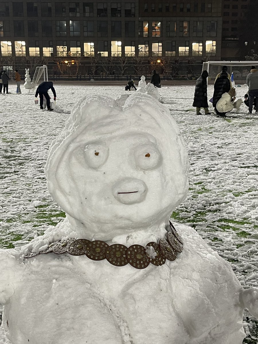 Chinesemandari's tweet photo. วันนี้ที่หนานจิงก็หิมะตกหนักอีกเช่นเคยนะครับผม🥶🥶เลยอยากมาโชว์ Snowman ที่เพื่อนๆปั่นกันให้ดูอิอิ
Snowman⛄️ หรือมนุษย์หิมะในภาษาจีนจะเรียนว่า 雪人xuěrén ส่วนกิริยาที่ใช้กับเจ้ามนุษย์หิมะเราจะใช้คำว่า 堆 duī ที่แปลว่า“กอง”ครับผม
堆雪人 duīxuěrén ปั้นมนุษย์หิมะ
#เรียนจีนออนไลน์ https://t.co/4GBmrsL11M