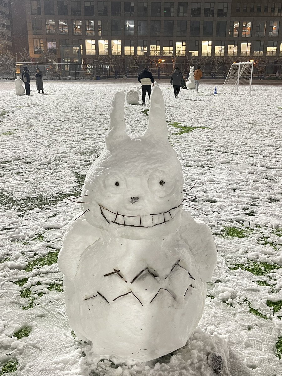 Chinesemandari's tweet photo. วันนี้ที่หนานจิงก็หิมะตกหนักอีกเช่นเคยนะครับผม🥶🥶เลยอยากมาโชว์ Snowman ที่เพื่อนๆปั่นกันให้ดูอิอิ
Snowman⛄️ หรือมนุษย์หิมะในภาษาจีนจะเรียนว่า 雪人xuěrén ส่วนกิริยาที่ใช้กับเจ้ามนุษย์หิมะเราจะใช้คำว่า 堆 duī ที่แปลว่า“กอง”ครับผม
堆雪人 duīxuěrén ปั้นมนุษย์หิมะ
#เรียนจีนออนไลน์ https://t.co/4GBmrsL11M