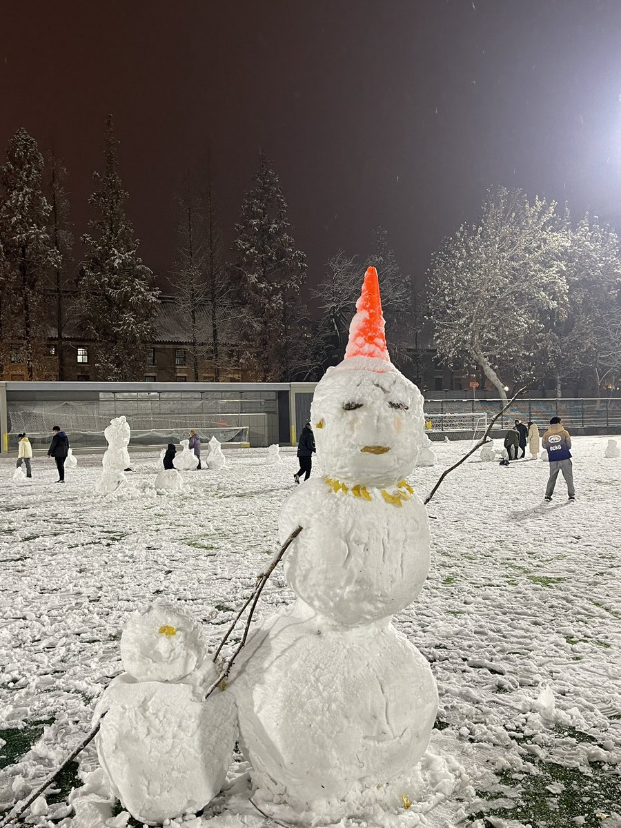 Chinesemandari's tweet photo. วันนี้ที่หนานจิงก็หิมะตกหนักอีกเช่นเคยนะครับผม🥶🥶เลยอยากมาโชว์ Snowman ที่เพื่อนๆปั่นกันให้ดูอิอิ
Snowman⛄️ หรือมนุษย์หิมะในภาษาจีนจะเรียนว่า 雪人xuěrén ส่วนกิริยาที่ใช้กับเจ้ามนุษย์หิมะเราจะใช้คำว่า 堆 duī ที่แปลว่า“กอง”ครับผม
堆雪人 duīxuěrén ปั้นมนุษย์หิมะ
#เรียนจีนออนไลน์ https://t.co/4GBmrsL11M