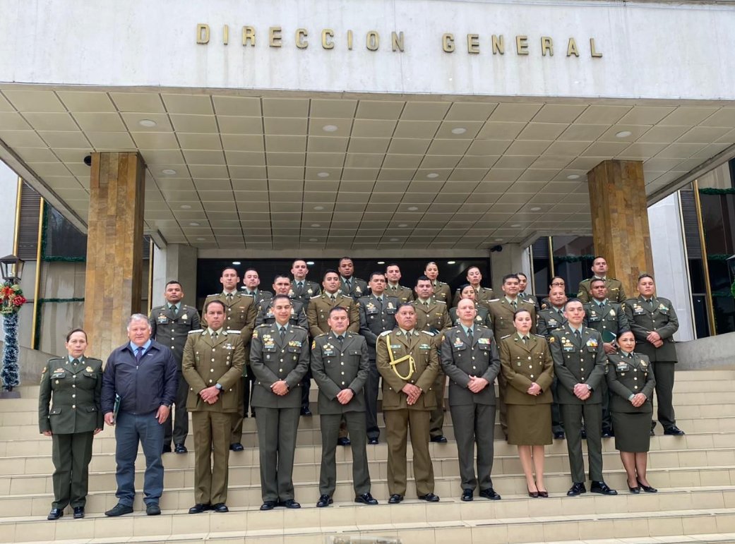 PoliciaColombia's tweet photo. En Bogotá se llevó a cabo la clausura del 'Diplomado Internacional en Situación de Crisis', que contó con la participación de 11 funcionarios de @Carabdechile, un fiscal 🇨🇱 y 10 funcionarios del @GaulaPolicia a nivel país, este evento fortaleció las capacidades en temas relacionados con el manejo en los procedimientos en casos de secuestro y extorsión. que permiten garantizar la integridad de los ciudadanos. #CooperaciónInternacional