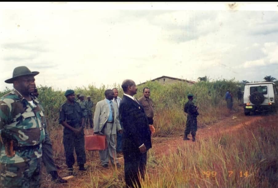 Jean-Pierre Bemba, en tenue militaire, et son mentor le président ougandais Yoweri Kaguta Museveni à Gbado-Lite. Province de l’Equateur. Bemba fait visiter aux ougandais les ruines de la résidence du Marechal Mobutu!!!