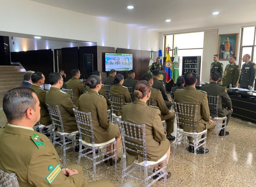 PoliciaColombia's tweet photo. En Bogotá se llevó a cabo la clausura del 'Diplomado Internacional en Situación de Crisis', que contó con la participación de 11 funcionarios de @Carabdechile, un fiscal 🇨🇱 y 10 funcionarios del @GaulaPolicia a nivel país, este evento fortaleció las capacidades en temas relacionados con el manejo en los procedimientos en casos de secuestro y extorsión. que permiten garantizar la integridad de los ciudadanos. #CooperaciónInternacional