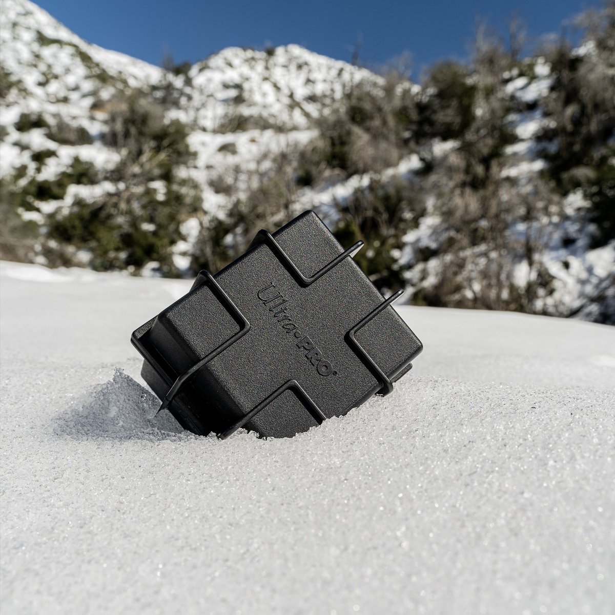 UltraProIntl's tweet photo. Take your deck to new extremes this winter with the Black Box, our strongest Deck Box yet 💪 With card protection this good, you'll want to get snowed in. 🏔️☃️❄️
Are you bringing your decks to the slopes this season?
#UltraPRO #BlackBox #IPX7 https://t.co/YBEZUMFyb7