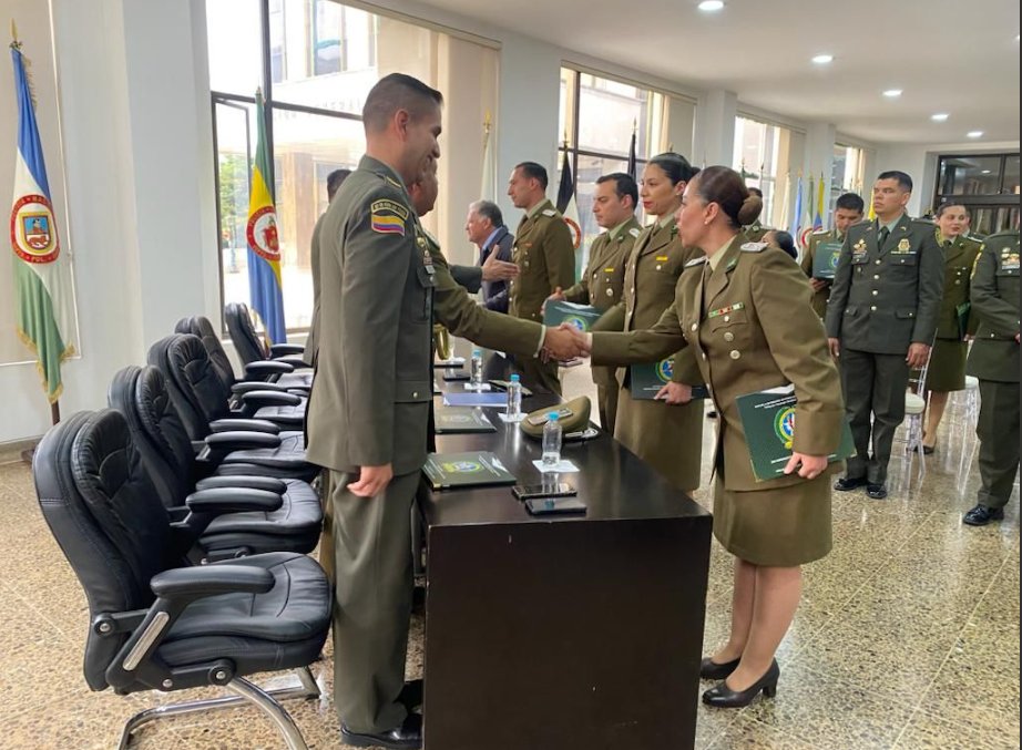 PoliciaColombia's tweet photo. En Bogotá se llevó a cabo la clausura del 'Diplomado Internacional en Situación de Crisis', que contó con la participación de 11 funcionarios de @Carabdechile, un fiscal 🇨🇱 y 10 funcionarios del @GaulaPolicia a nivel país, este evento fortaleció las capacidades en temas relacionados con el manejo en los procedimientos en casos de secuestro y extorsión. que permiten garantizar la integridad de los ciudadanos. #CooperaciónInternacional
