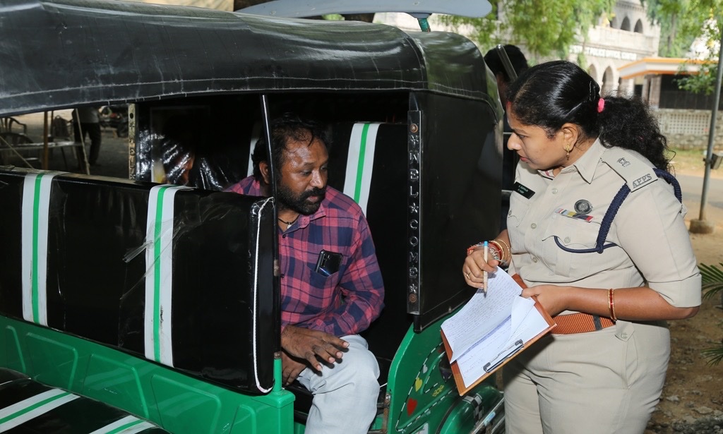 police_guntur's tweet photo. గుంటూరు జిల్లా ఎస్పీ గారి ఆదేశాలతో పోలీస్ కార్యాలయం నందు స్పందన కార్యక్రమం నిర్వహించిన గుంటూరు జిల్లా అడిషనల్ ఎస్పీ శ్రీమతి సుప్రజ మేడం గారు.....
@APPOLICE100 
#spandana
#LaWander https://t.co/GO06Z7cYKz