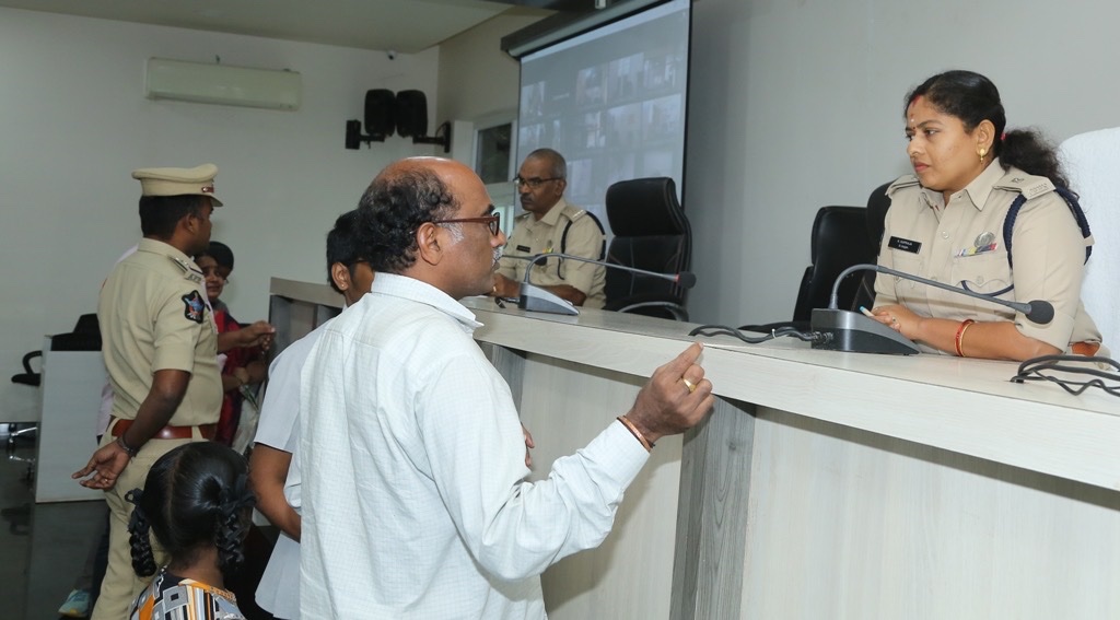 police_guntur's tweet photo. గుంటూరు జిల్లా ఎస్పీ గారి ఆదేశాలతో పోలీస్ కార్యాలయం నందు స్పందన కార్యక్రమం నిర్వహించిన గుంటూరు జిల్లా అడిషనల్ ఎస్పీ శ్రీమతి సుప్రజ మేడం గారు.....
@APPOLICE100 
#spandana
#LaWander https://t.co/GO06Z7cYKz