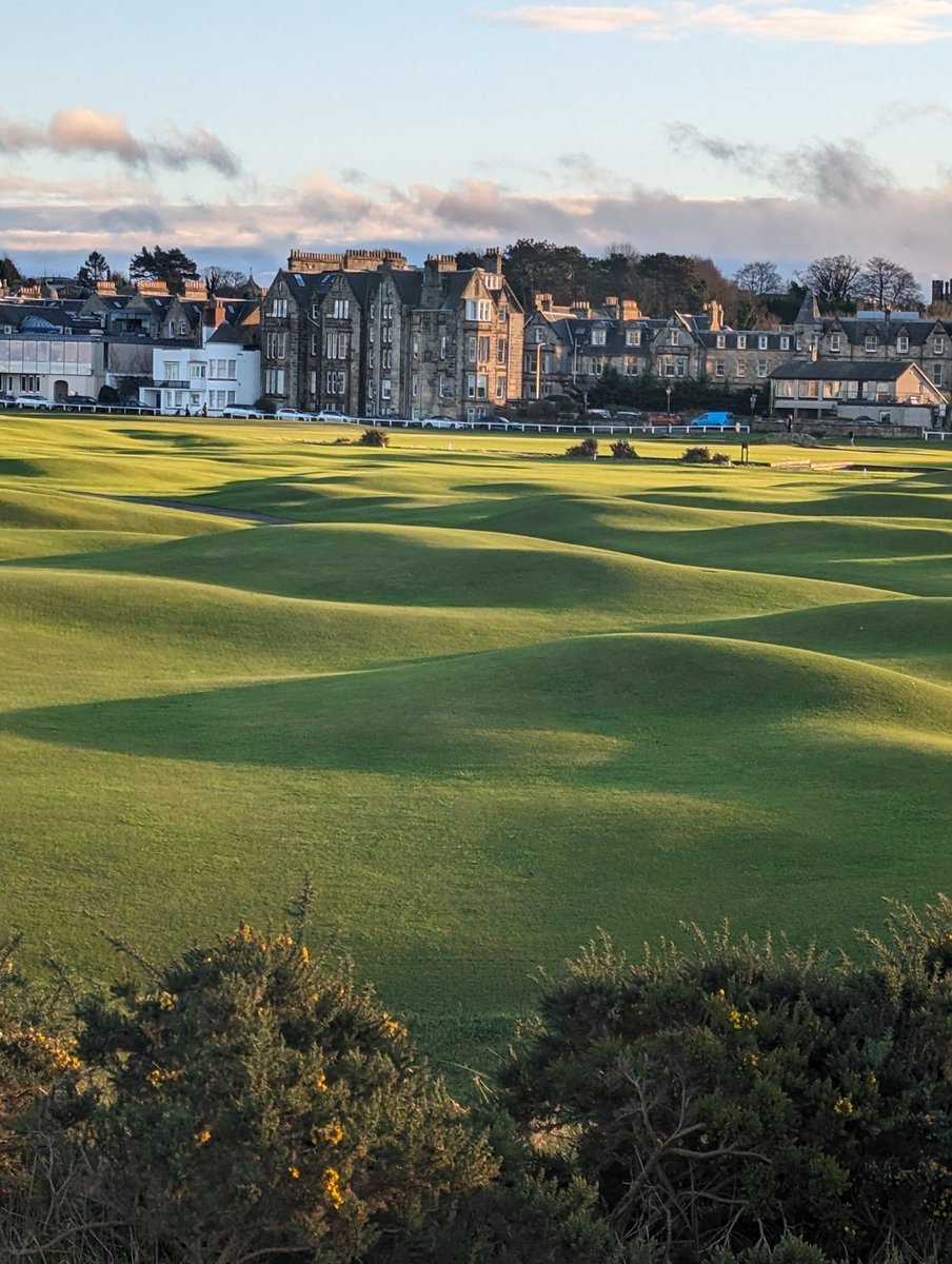 Sat in the clubhouse, get to play Old Course tomorrow, just warmed up on the New and Jubilee.