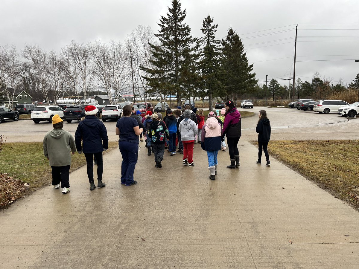 Mrs. Evans and Mrs. Casselman’s classes packed and delivered our food drive items to the Ramara township office this morning. Way to go Bobcats! <a href="/AEvansEDU/">Amanda Evans (she/her)</a> <a href="/PaulyneCass/">Paulyne Casselman</a> <a href="/Ramaratwp/">Township of Ramara</a>