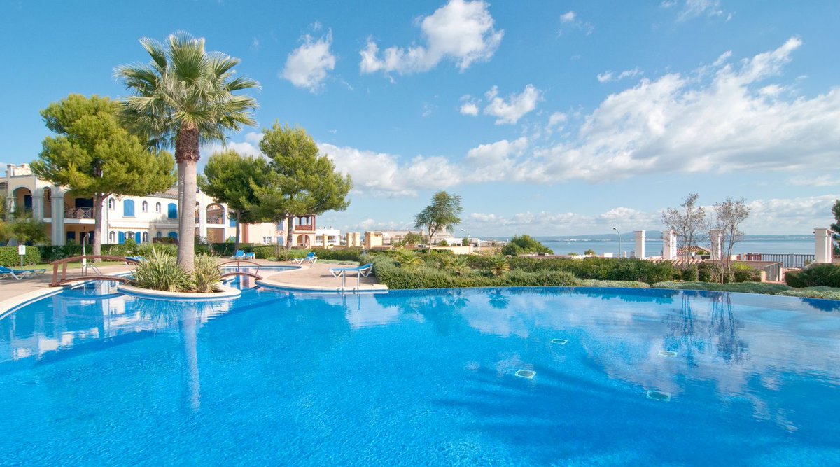 Completely renovated 3 bedroom penthouse with sea views in gated community in Bendinat. 😍
With sea view to Cala Nova and Marivent. The private roof terrace offers a hot tub, outdoor kitchen, barbecue, outdoor shower and a space for outdoor dining. 

instagram.com/p/C06jHD9Lar9/…