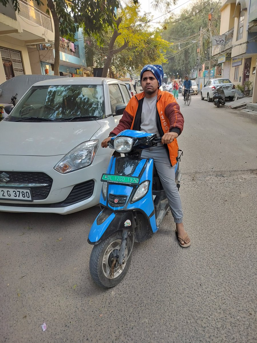 cmajaip's tweet photo. Illegally parked on the road, creating a traffic situation. https://t.co/8qTD0S3b3i