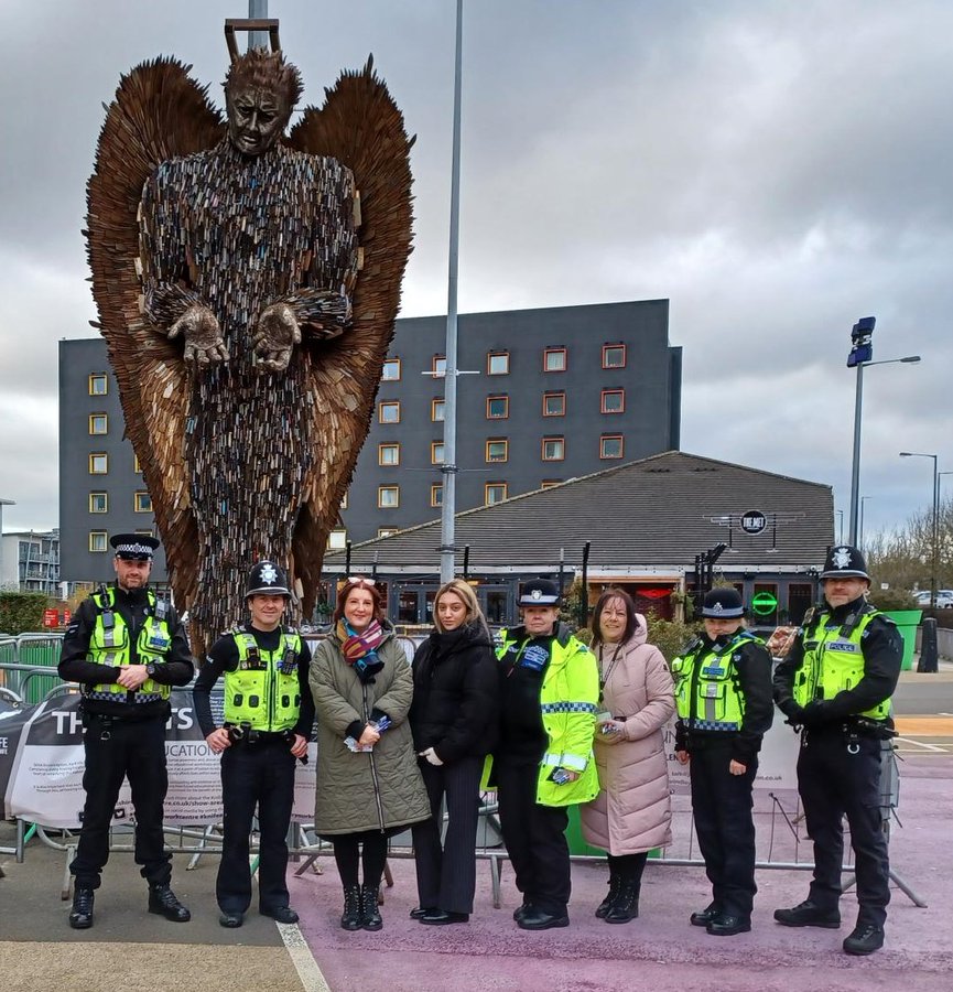 We're visiting #KnifeAngelWalsall today, a powerful symbol of the destructive nature of knife crime in our communities. Join us from 12 & share any concerns you may have about travelling on public transport
@WalsallPolice  more information: go.walsall.gov.uk/newsroom/knife…