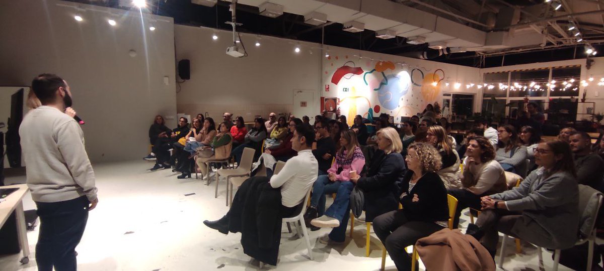 xavidominguez's tweet image. Trobada de la Comunitat TECLA (fpdiverse.org/ca/tecla/) on docents , investigadorxs i entitats treballem plegades x potenciar el coneixement, la percepció d’autoeficàcia i la contextualització en la vida diària en les  #STEAM a escoles de primària d&apos;alta complexitat. Feliç! 😍