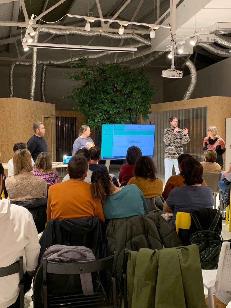 xavidominguez's tweet image. Trobada de la Comunitat TECLA (fpdiverse.org/ca/tecla/) on docents , investigadorxs i entitats treballem plegades x potenciar el coneixement, la percepció d’autoeficàcia i la contextualització en la vida diària en les  #STEAM a escoles de primària d&apos;alta complexitat. Feliç! 😍