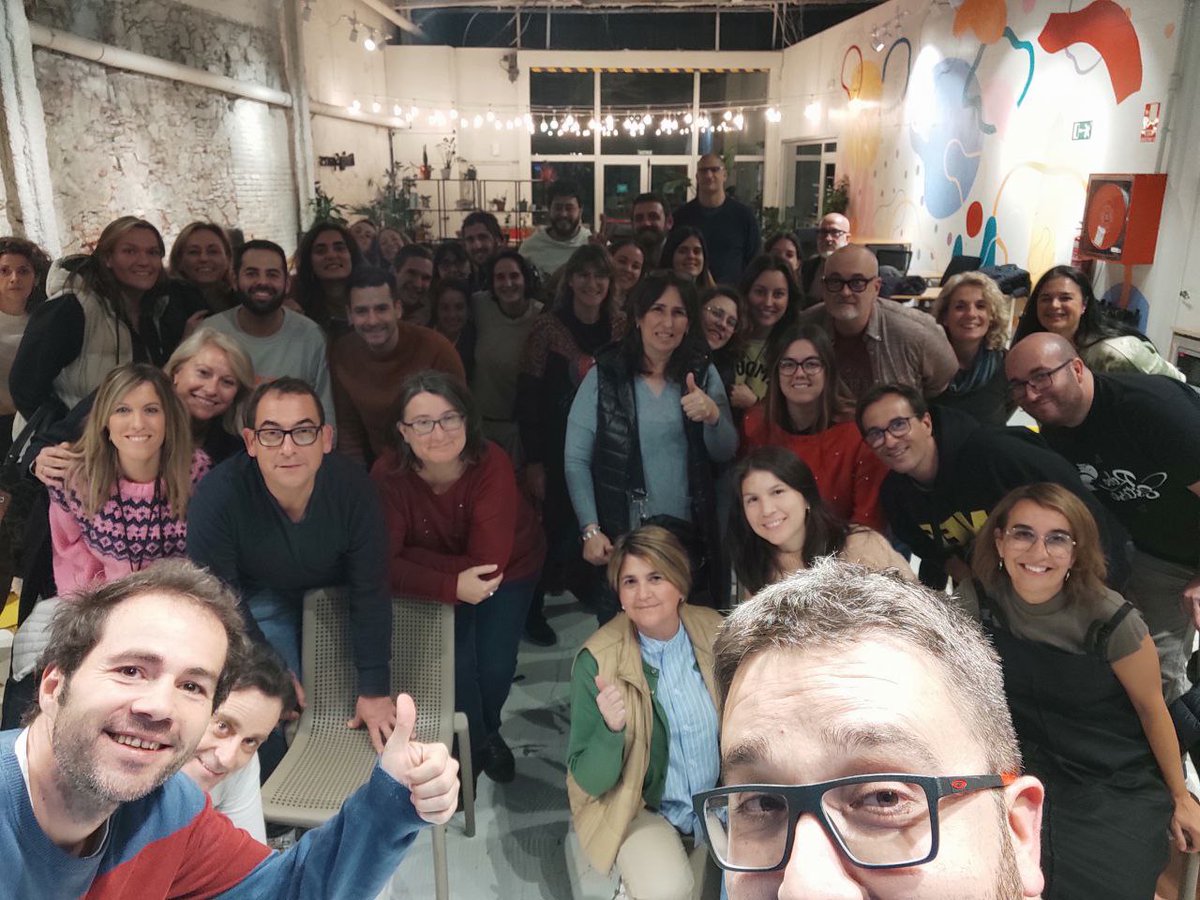xavidominguez's tweet image. Trobada de la Comunitat TECLA (fpdiverse.org/ca/tecla/) on docents , investigadorxs i entitats treballem plegades x potenciar el coneixement, la percepció d’autoeficàcia i la contextualització en la vida diària en les  #STEAM a escoles de primària d&apos;alta complexitat. Feliç! 😍