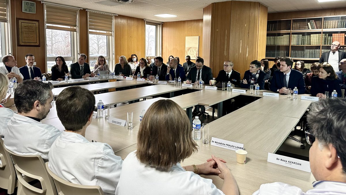 Un an après la cyberattaque sur notre @CH_Versailles, le ministre #Santé @aur_rousseau est venu avec @jnbarrot échanger avec les équipes de l’hôpital. Leur exceptionnelle mobilisation a permis d’engager la reconstruction du système, qui se poursuivra dans les prochains mois.