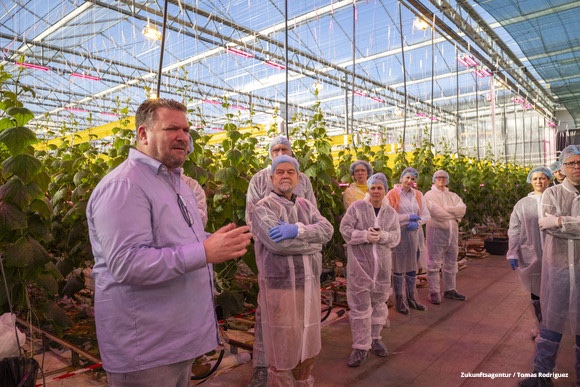 Ganzjährige Gemüseproduktion in Deutschland. Die Gewächshäuser der Vitarom GbR beziehen Abwärme aus dem #Braunkohlenkraftwerk #Neurath (Rheinisches Revier). 21 Mio. Packstücke Tomaten und Minigurken pro Jahr mit #Abwärme aus dem Kraftwerk ohne zusätzliches CO2.