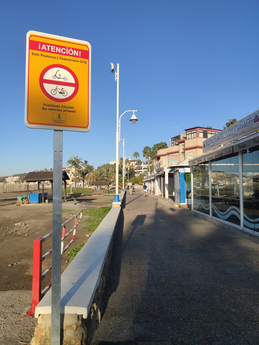 En el Paseo de Pedregalejo, el ayuntamiento de @malaga ha indicado claramente que no se puede ir en bicicleta. Entiendo que la @SendaLitoral actualizará sus caminos disponibles, ¿no?
@BarriosMalaga