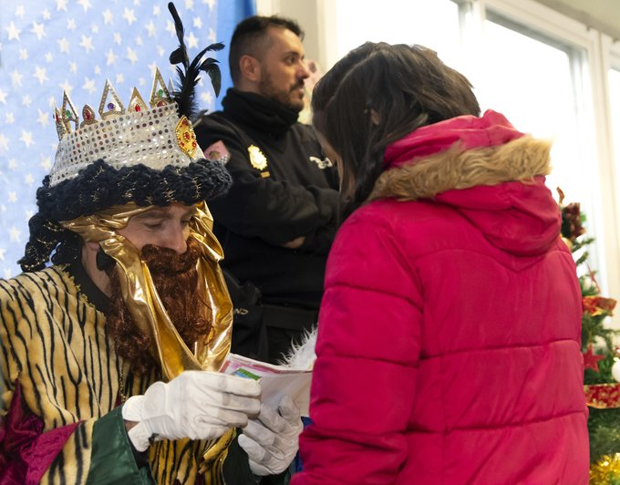 policia's tweet image. Buenos días a todos y #FelizViernes 🥳

Los #ReyesMagos ya están preparados para la #cabalgata 👑

Y nosotros, como cada día, para velar por tu #seguridad 🚔

#SomosTuPolicía 💙