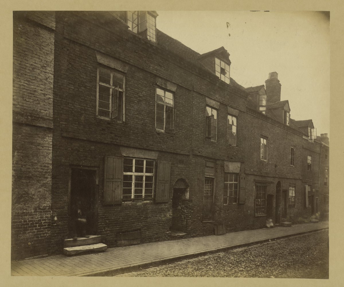 Thomas Street, Birmingham, 1875. Developed around 1725 on land leased from Quaker John Pemberton, Thomas Street would later feature a large number of lodging houses, whose diverse residents were often in low-paid, temporary employment. tinyurl.com/47528uz6 #Birmingham #Brum