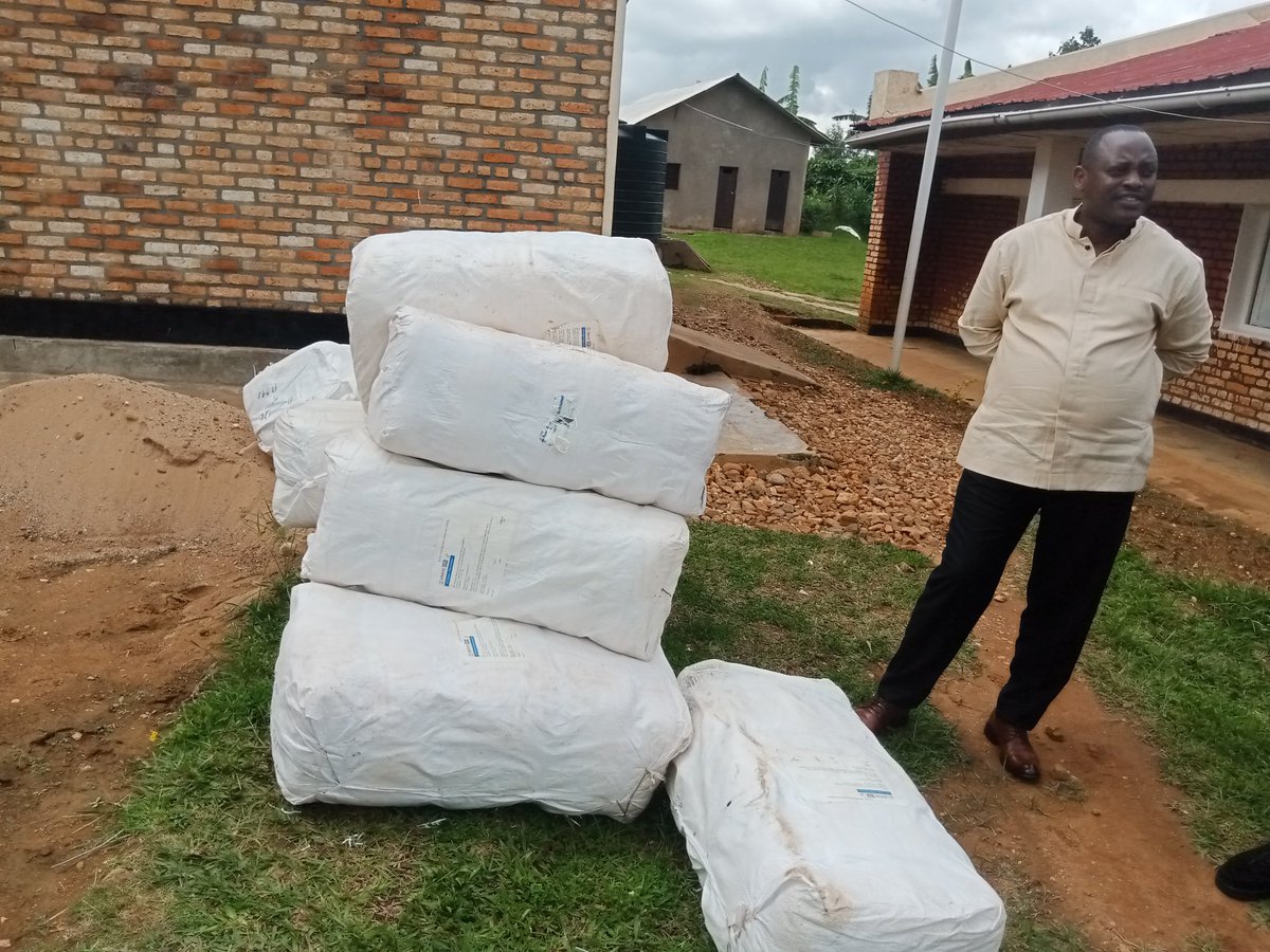 hambajona's tweet photo. In an ongoing distribution of #LLNs in all boarding schools of #Rwanda; an activity of @RwandaNGOForum in partnership with @RBCRwanda and @Rwanda_Edu; on this Monday they were in #APEKITumba in @rulindodistrict of @RwandaNorth, where they distributed 950 LLNs to the students..... https://t.co/SJI5H6XYvR