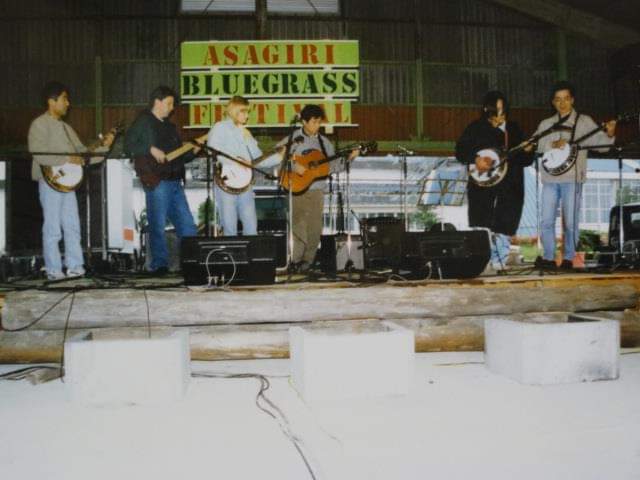 Leaving Cottondale関連の投稿が出てきました。1997年朝霧フェスですね。有田さんのサポートで演奏してたところに私・中沼くん・増田さんが入ってLeaving Cottondale弾いてるところと思われます。⇩

#バンジョー #ブルーグラス #アリソンブラウン #banjo #bluegrass #alisonbrown
