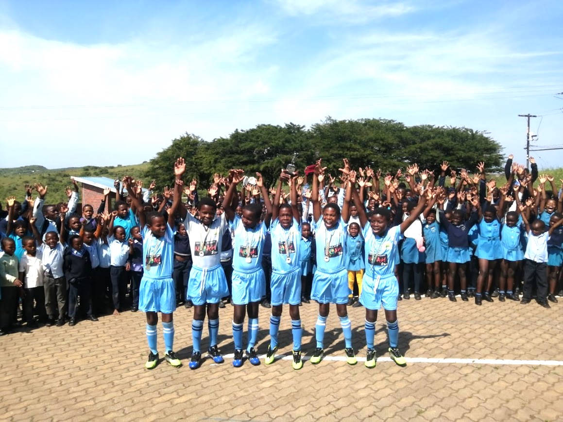 JohnPerlman's tweet image. 2023 has come to an end, marked by one of the highlights of the @DreamfieldsP  year. We love visiting the 400 schools in our programme and handing over medals to winning teams. We always put participation above prizes - 68 000 learners played football and netball this year.