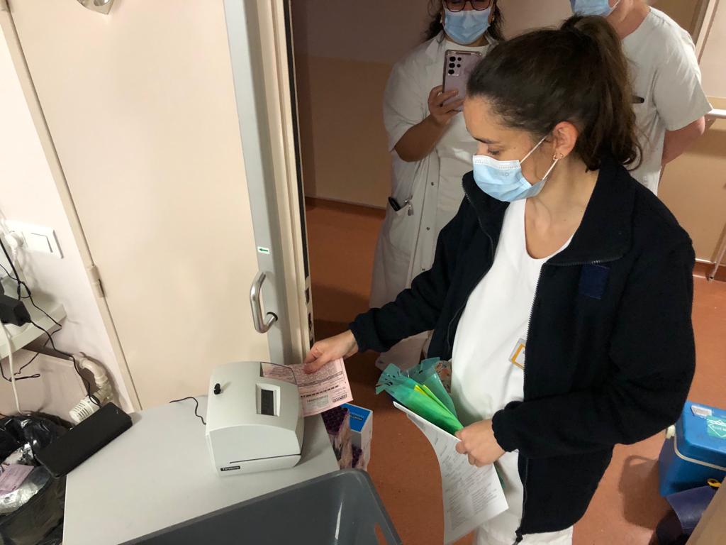 Enregistrement des premiers prélèvements à l'antenne du CH du Haut-Anjou du laboratoire des Hôpitaux de la Mayenne, dont le plateau technique est au CH de Laval. Un beau travail collectif au service des patients du territoire.