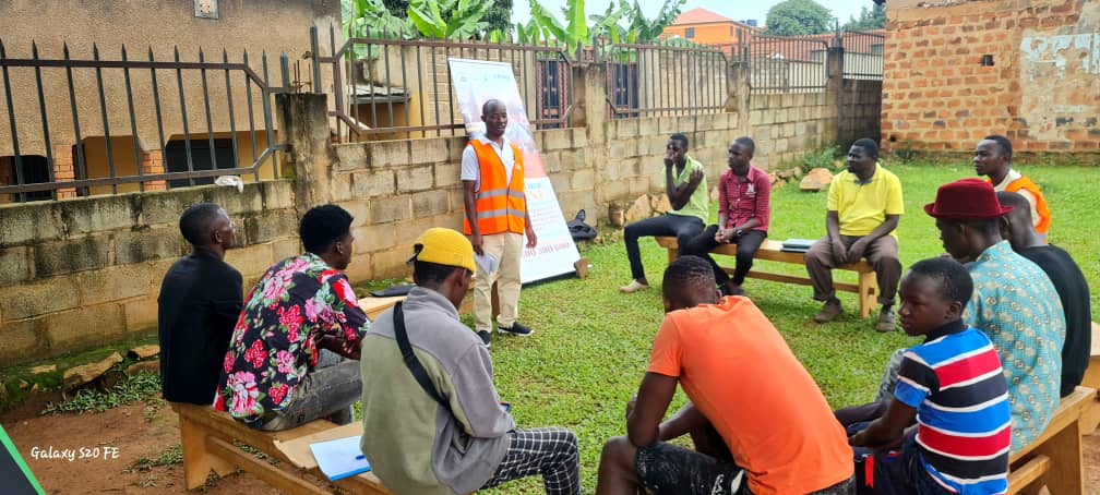 Empowering change with male champions leading the way! Male champions  held a community dialogue to combat Gender-Based Violence in the community in Mukono district under the @LetHerShine project. @AKF_EA
#PHAUCARES
 #MaleChampions 
 #EndGBV