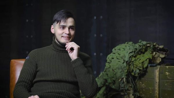 LesyaUA7Evropa's tweet image. Саша позивний «Схід» - єдиний хто не вийшов у полон та залишився на «Азовсталі».
Тиждень ховався у клаптику шахти заводу, де не можна було навіть стати у весь зріст.
Потім пройшов майже 200 км окупованою територією, і зміг повернутися у вільну Україну.

Артемій Сурін