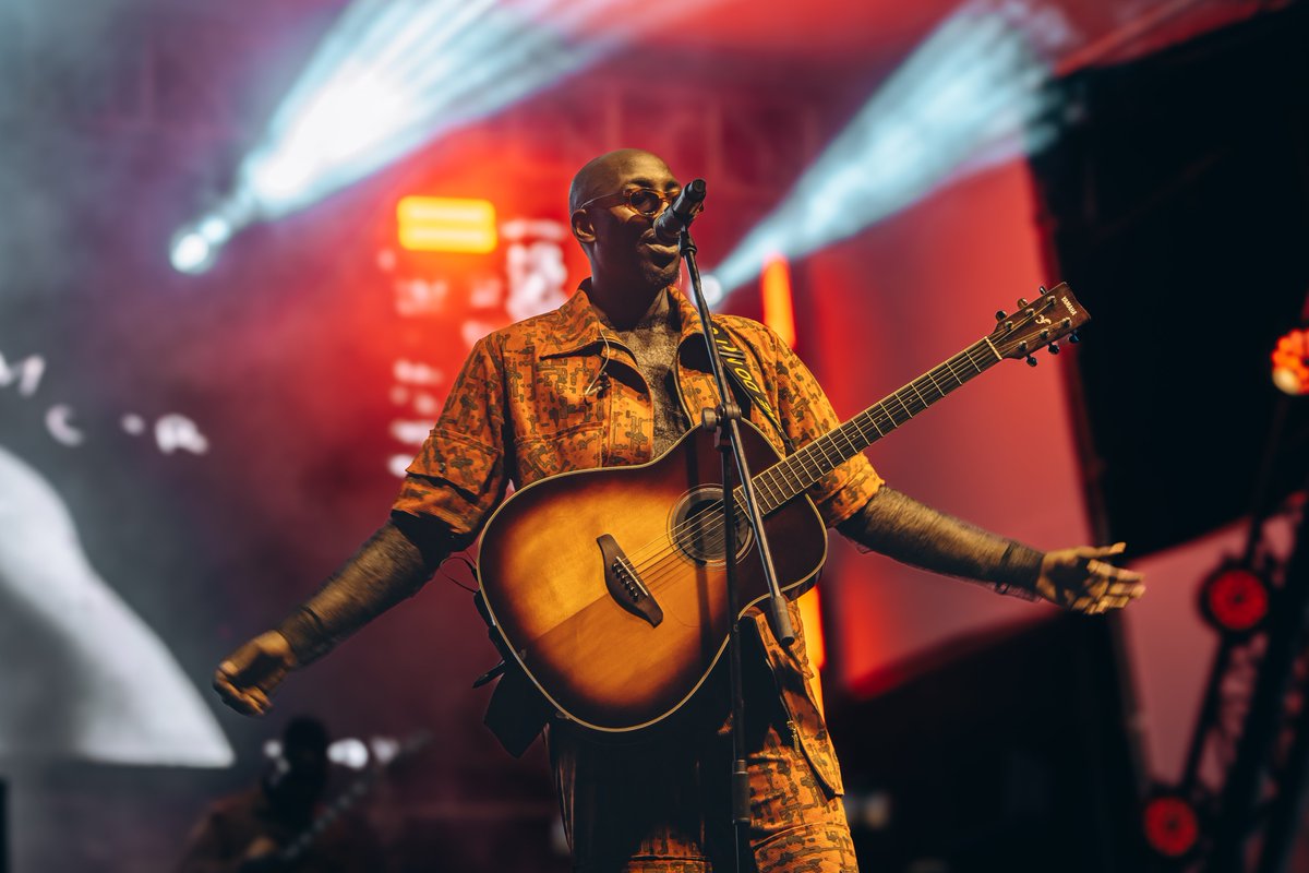 Alusa continua. The cock of Kakamega that crows in the city with a voice smoother than his bald head. Osiep Chikwere theko Narobi ka ma ok yom yom. Adier ni jathum to nyuolo tek nyere. #TupataneBlankets #BlanketsAndWine