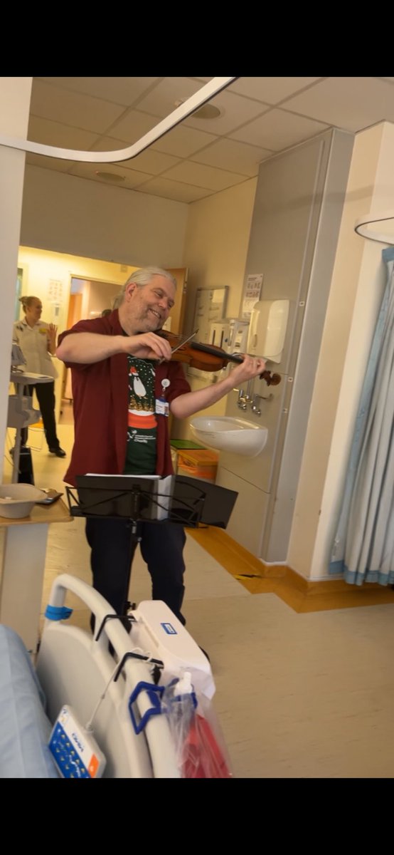 What an exciting morning on the Acute Frailty Unit. Our deconditioning champion Eunice has been playing festive games and the musician has been spreading Christmas cheer by playing us some lovely songs 🎄🎅🏼 #deconditioning