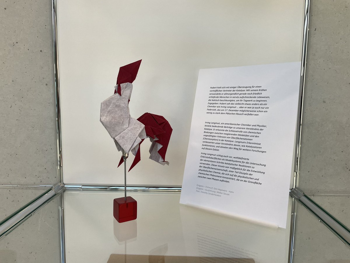 … on Sunday, like everyday, Hubert the Rooster was the perfect catalyst - waking up people and accelerating daily life… look how proud he presents himself… #origami #art @TUMCatalysis @TU_Muenchen