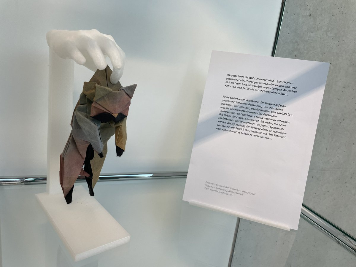 … Poupette has been a really, really naughty cat! She had the choice of a famous „life“ being the pet of Erwin Schrödinger but instead she devoted herself to catalysis…🤷‍♂️… Good choice I would say!… #art #origami #deadoralive @TUMCatalysis @TU_Muenchen