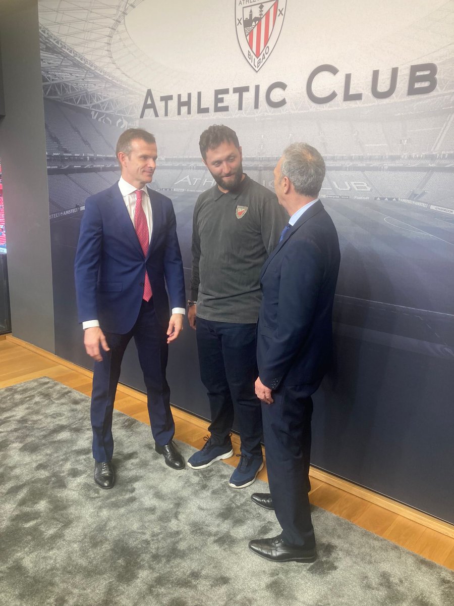 Espectacular y muy emotivo acto de clausura del aniversario del @AthleticClub y de la inauguración de la estatua de un grande de la historia del fútbol, el Txopo Iribar. Además tuve el placer de conocer al mejor golfista del mundo @JonRahmOfficial #Athletic125 🦁🔴⚪️