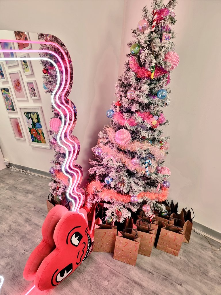Mantle's #DecorateYourOffice competition. Prizes went to a few of our tenants for the effort. Here's Molly's festive pink workspace/salon at Innovation House. Nails by Molly Scrine is a colourful space anyway, but especially at #Christmas #lovewhereyouwork #Wokingham #SME #woky