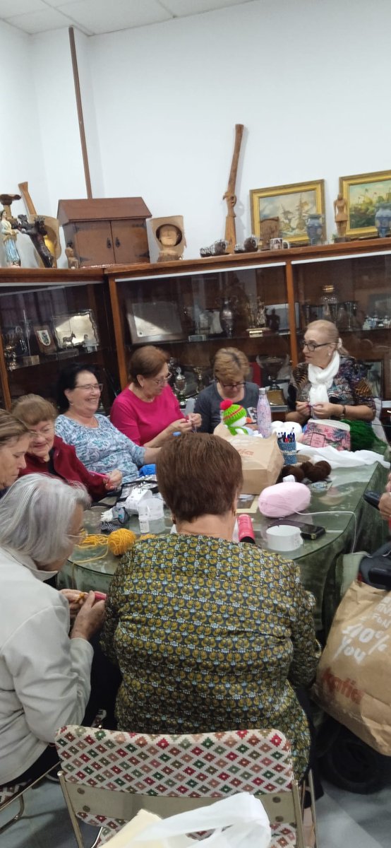 SolidaridadIn's tweet image. ✨Tejimos historias de amistad entre lanas y risas en el Taller de Crochet, #ProgramaCuentaConmigo.

 🧶💖 Las Mujeres Amas de Casa Virgen del Puente de Villanueva del Trabuco crearon con sus manos un Belén lleno de magia y complicidad. 

¡Gracias a todas! 🌟🎄