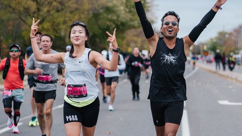 This December Monday, let the holiday spirit fuel your runs! 

What's your favorite holiday-themed running route or tradition? 🎄🏃‍♀️ 

#MotivationMonday #HolidayRunning