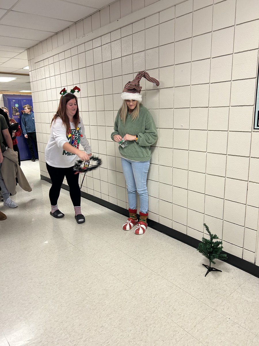 Sandra Henshaw (@henshaw_sandra) on Twitter photo Check it out! Toss the wreath on the Christmas Tree to earn a ticket for prizes! <a href="/BulldogsKHS/">Kearney High School</a> Check it out! Toss the wreath on the Christmas Tree to earn a ticket for prizes! <a href="/BulldogsKHS/">Kearney High School</a>
