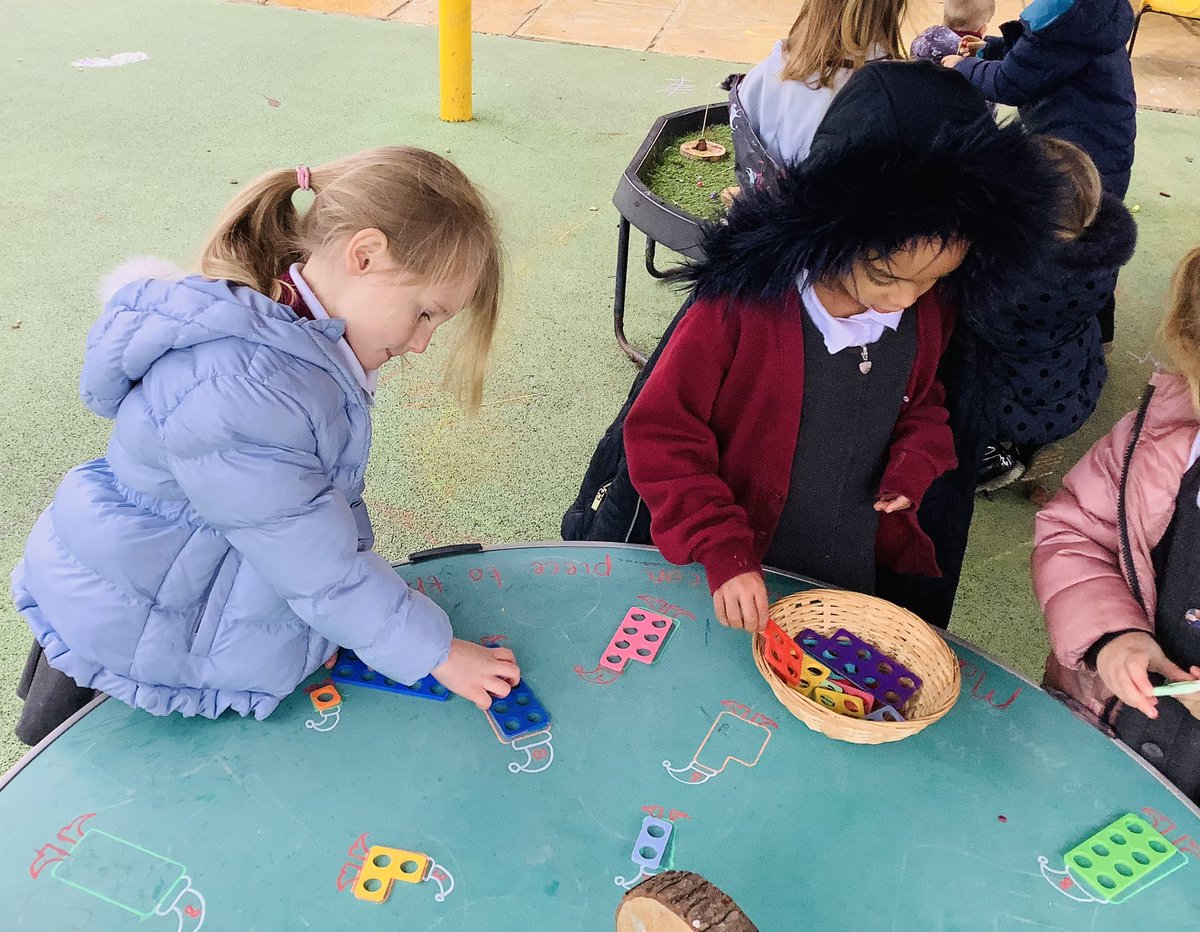 The Busy Bees have loved our Christmas activities, we matched the numicon to the correct elf, decorated our spaghetti and painted the lights onto the string using our fingerprints. 🎄🎅🎨 @StAnnes_EHS @BPooleStAnnes