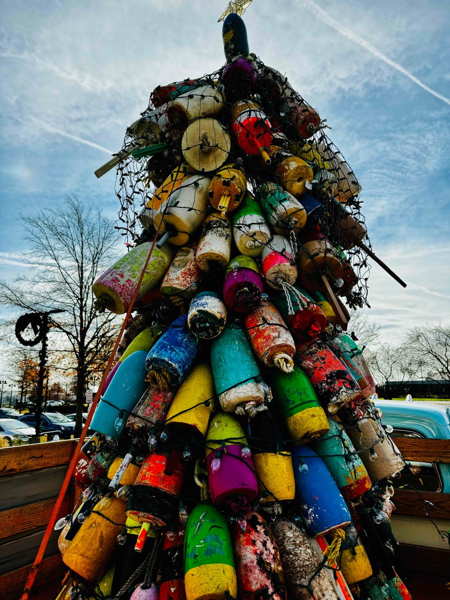 @obligatraveler @FunInFairfax @intheolivegrov1 @OdetteDunn Fun and timely topic #Top4Theme #Top4DecoratedTrees

Feat. various Christmas trees ---

- at US Capitol Building 
- in Elvis' living room at Graceland 
- Halloween/Christmas mashup
- lobster buoy version

#travel #funness