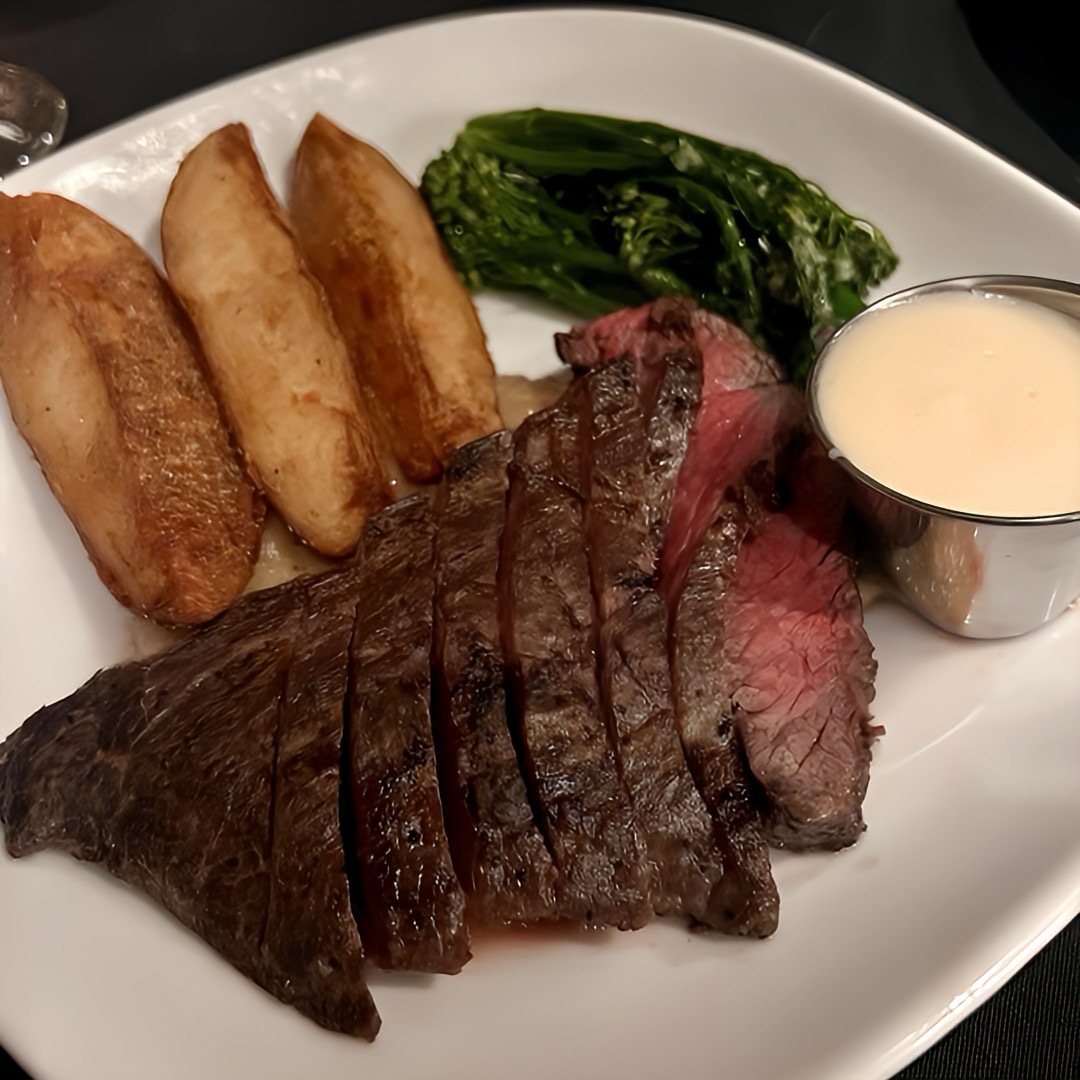 bluebellinn's tweet photo. 𝔹𝕐𝕆𝕎 𝕄𝕠𝕟𝕕𝕒𝕪𝕤… Bring your favorite bottle of wine to enjoy with this delicious Signature Plate! Our Wagyu Flank Steak is served with “Philly Style” Old Bay Potato Wedges, Caramelized Onion Puree, Sharp Provolone Fondue &amp; Broccolini!  #bbistyle https://t.co/R6ZzPiADQ8