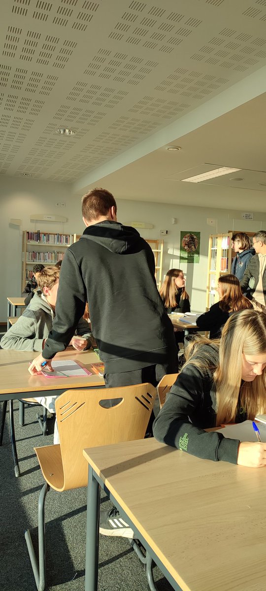 18 décembre, speed dating #lecture 📚 pour une classe de seconde afin de préparer des ateliers #écriture ✍️ qui auront lieu après les vacances de décembre avec l'autrice Rachel Corenblit. Une découverte dynamique et toutes en échanges de l'univers de l'écrivain 😁.