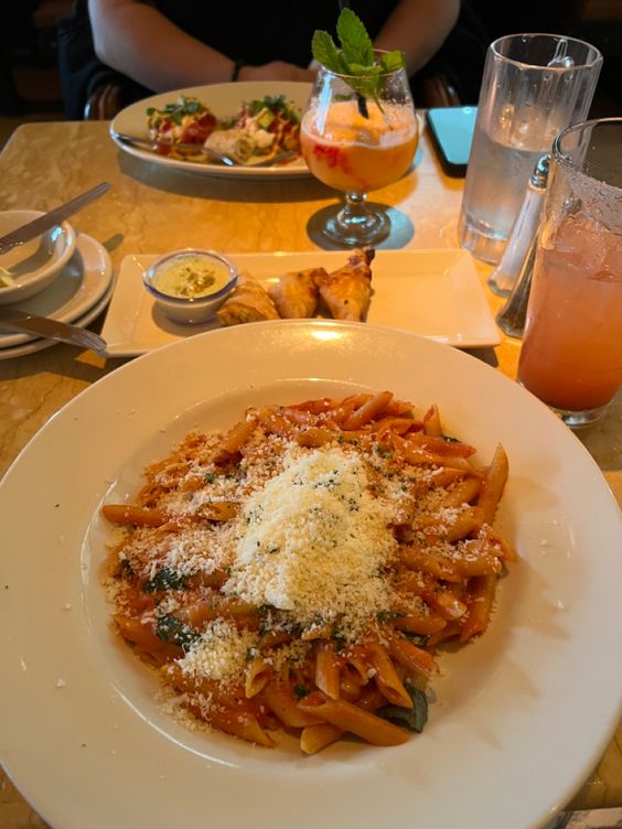joinclickeat's tweet photo. Delicious creamy penne pasta with hot and crispy Indian Samosa.😋

A hit or a miss? 

#clickeat #indianfood #Italian #delicious #Foodies https://t.co/jkUHjRx6w0